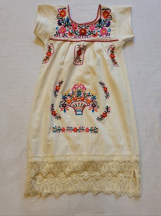 Dresses & Skirts - Beautiful mexican puebla linen Embroiry dress.